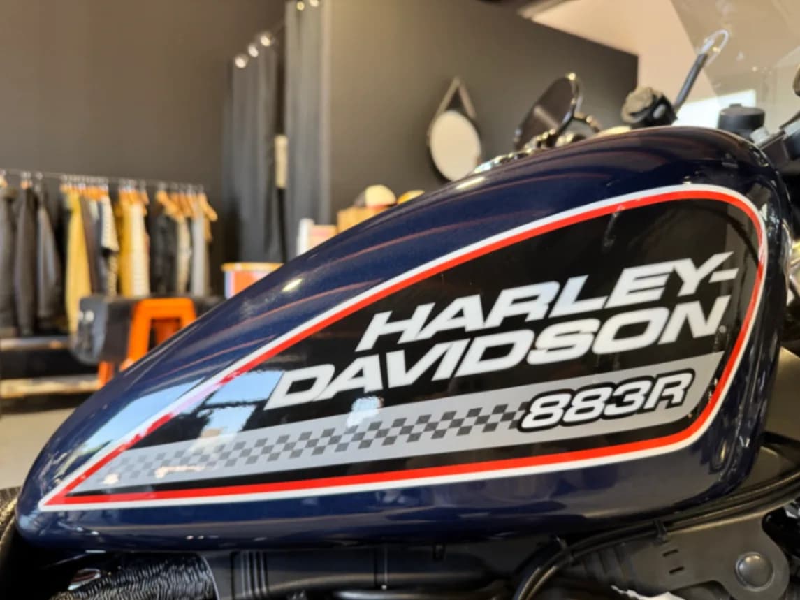 Harley Davidson  883 R série anniversaire  - Miniature 3