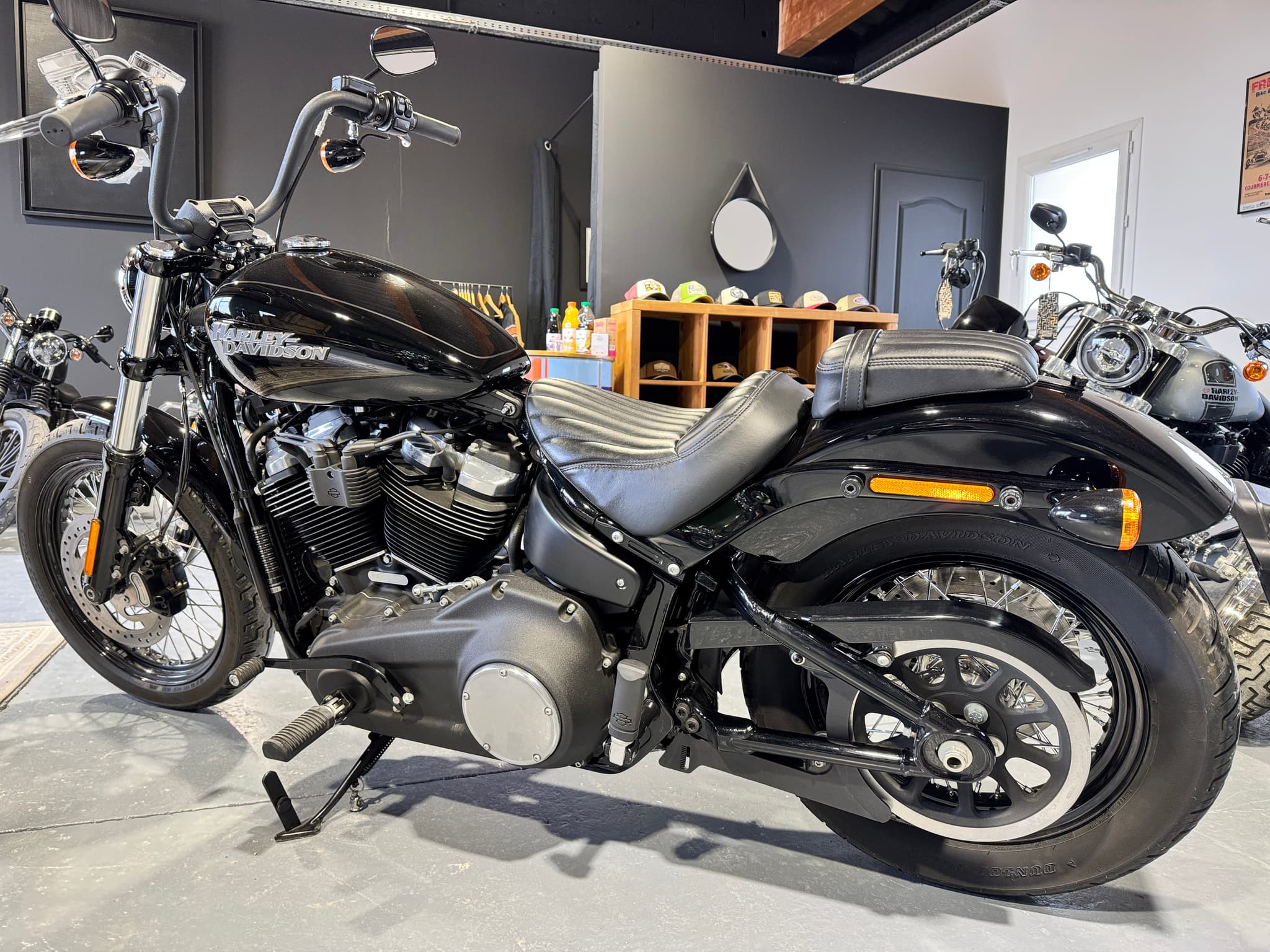 Harley Davidson Street Bob 107 - Miniature 2